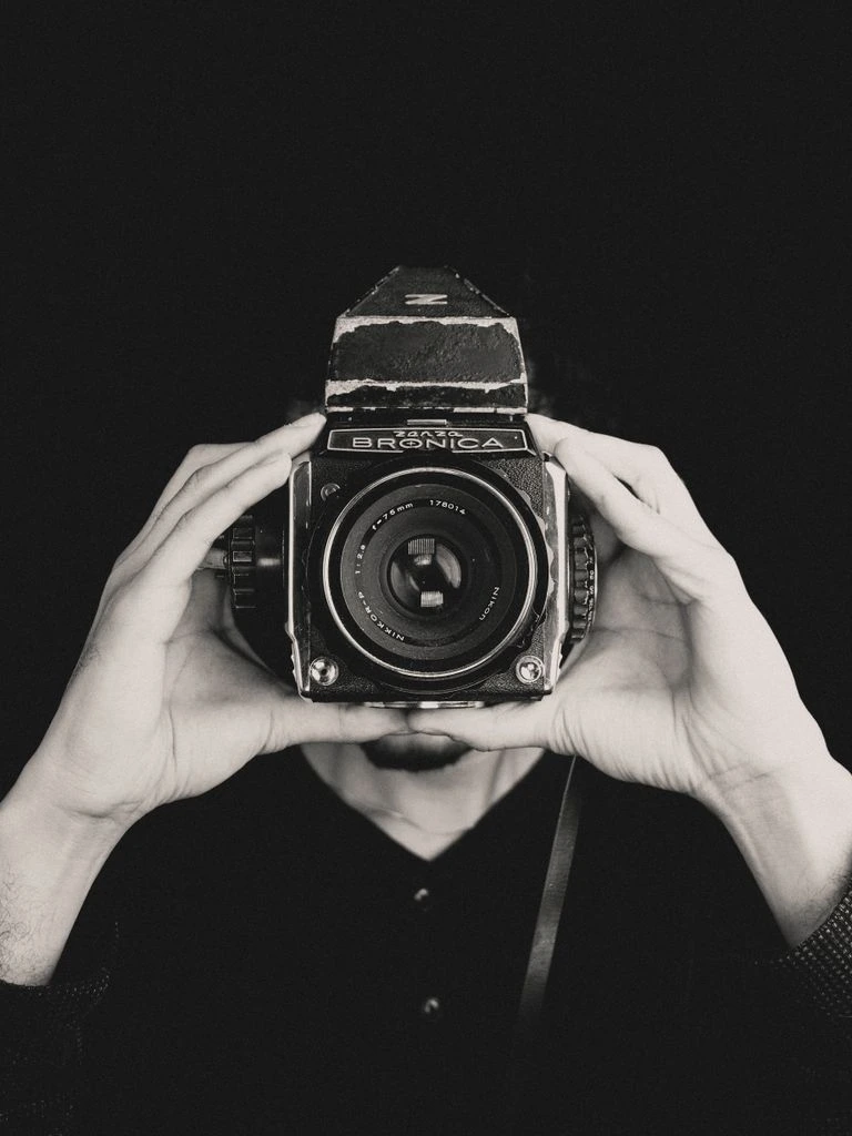 Retrato en blanco y negro del cirujano plástico colaborador de MKMA Madrid.